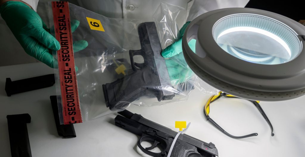 Estadounidense de 25 años se declara culpable de haber traficado 200 armas a México