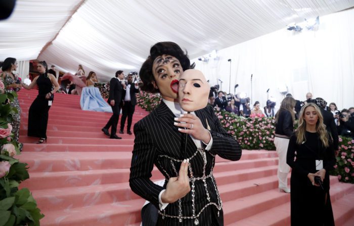 Ezra Miller ofrece disculpa pública y anuncia que inició tratamiento por problemas mentales