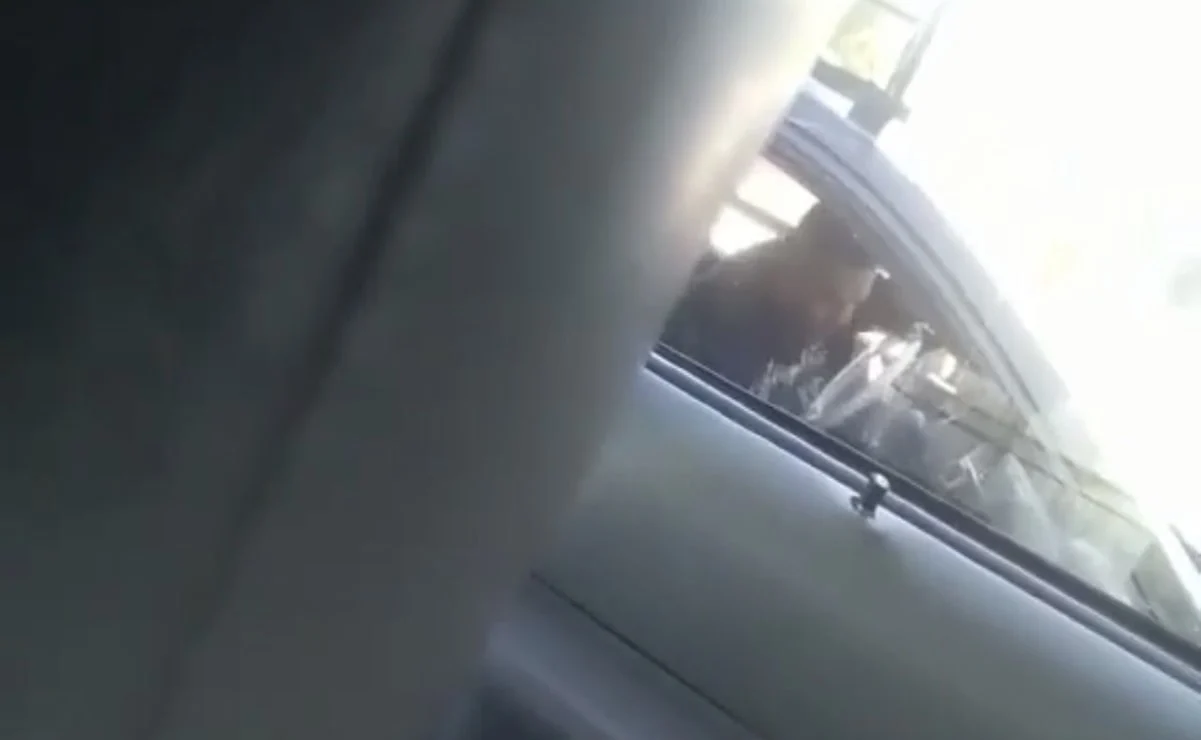 Exhiben a sujeto golpeando a niño dentro de un auto en Ciudad Juárez