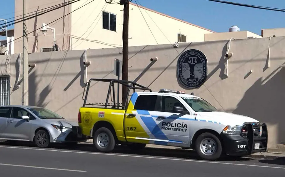 Hallan arma de fuego en casillero de alumno en escuela de Monterrey