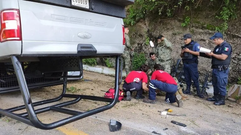 Vuelca unidad de la Marina en convoy de la gobernadora de Colima