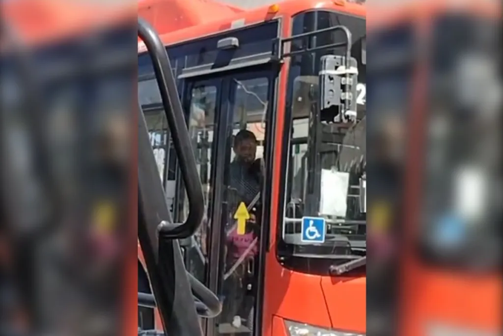 Con cuchillo en mano, sujeto toma de rehén a mujer en camión de Guadalajara #VIDEO