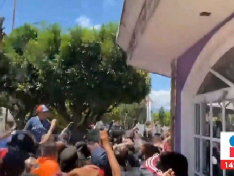 Agreden a alcaldesa de Texmelucan por colapso de tanque de agua