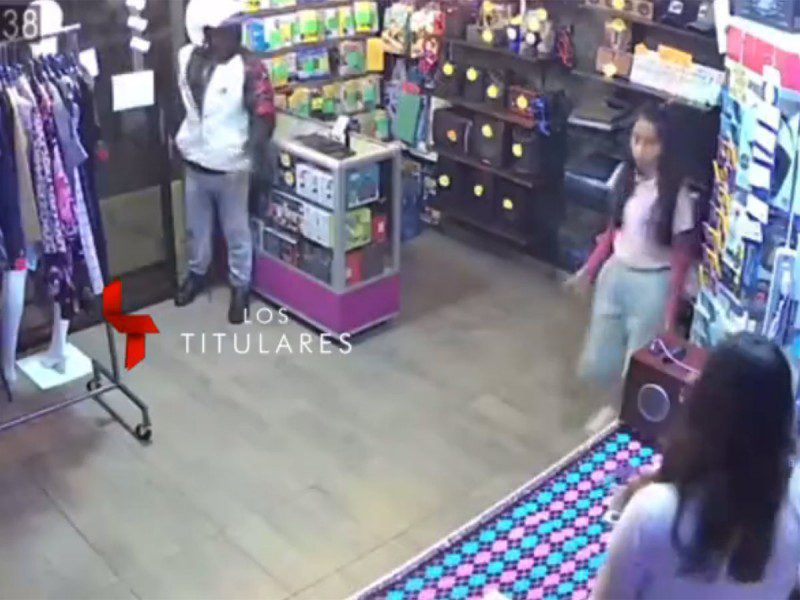 Asaltan a jóvenes en tienda de Puebla