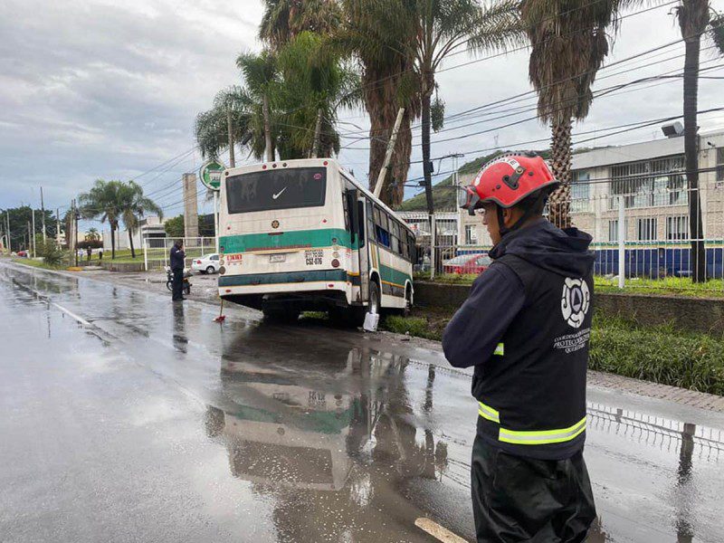 Camión de pasajeros se estrella contra un muro en Querétaro