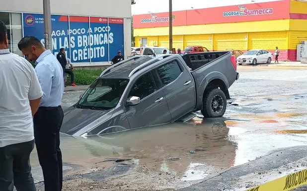 Camioneta cae a socavón en Monterrey