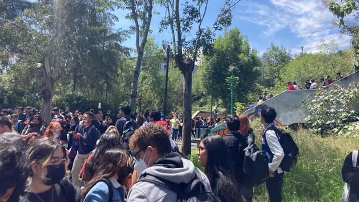 Desalojan la FCPyS de la UNAM por amenaza de bomba en el plantel