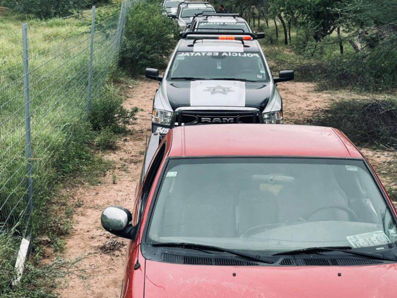 Empleados de CFE trabajan en la sierra de Sonora escoltados por policías