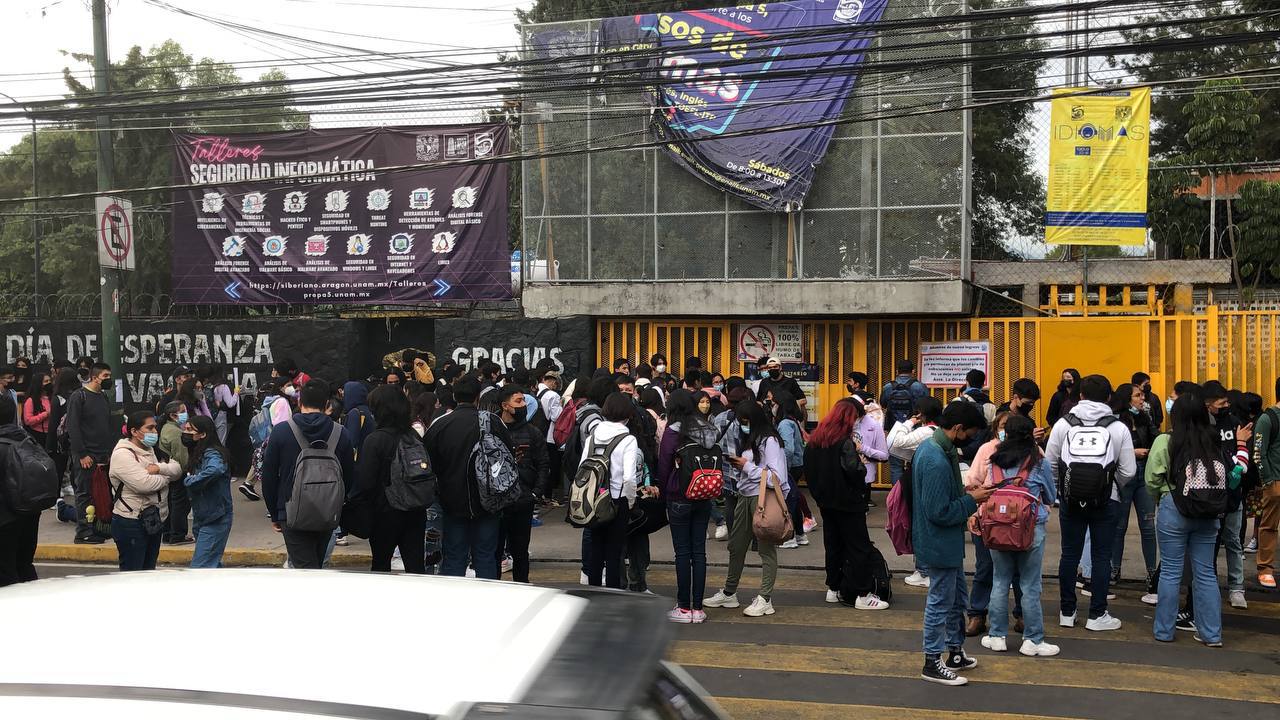 Encapuchados toman la Prepa 5 de la UNAM