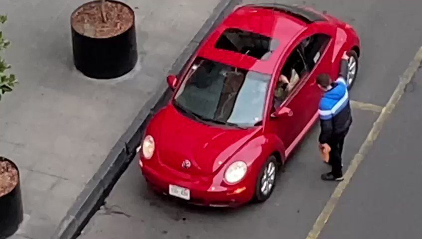 Franeleros extorsionan a automovilistas afuera del Teatro Metropólitan