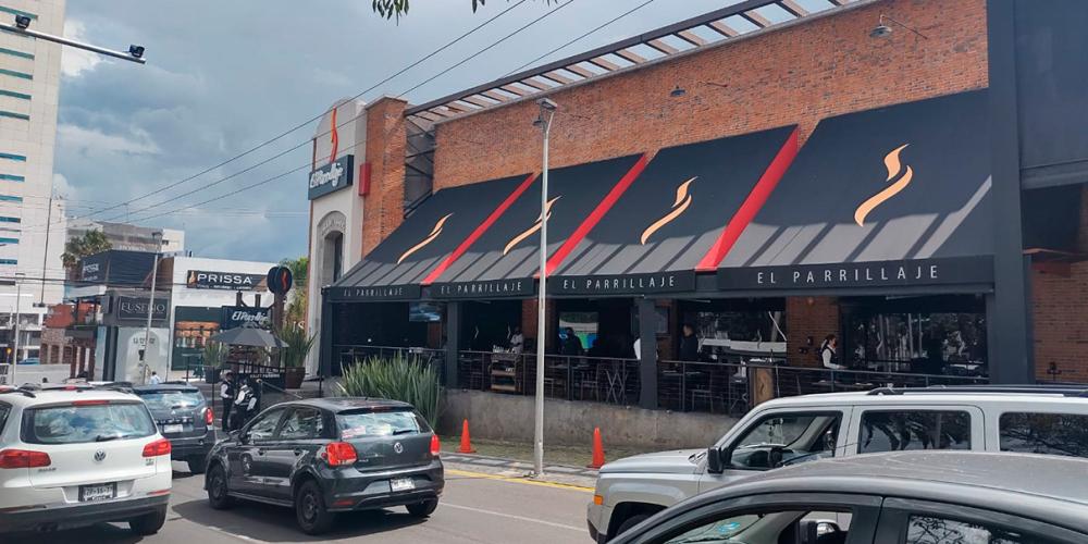 Grupo armado asalta restaurante en Puebla