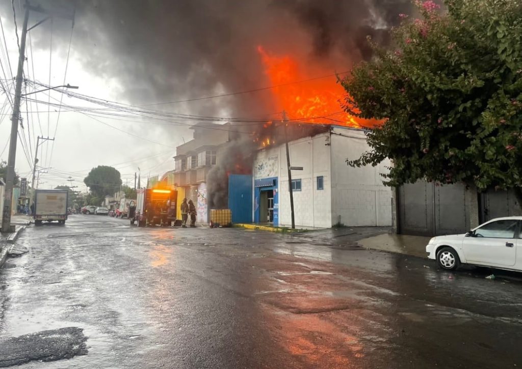 Incendio de bodega de aceites en Iztapalapa