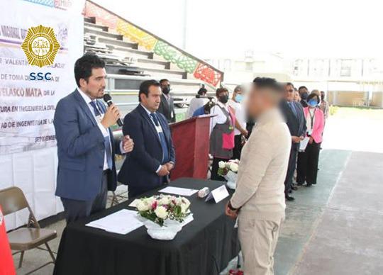 Interno de Santa Martha recibe su título de ingeniero civil