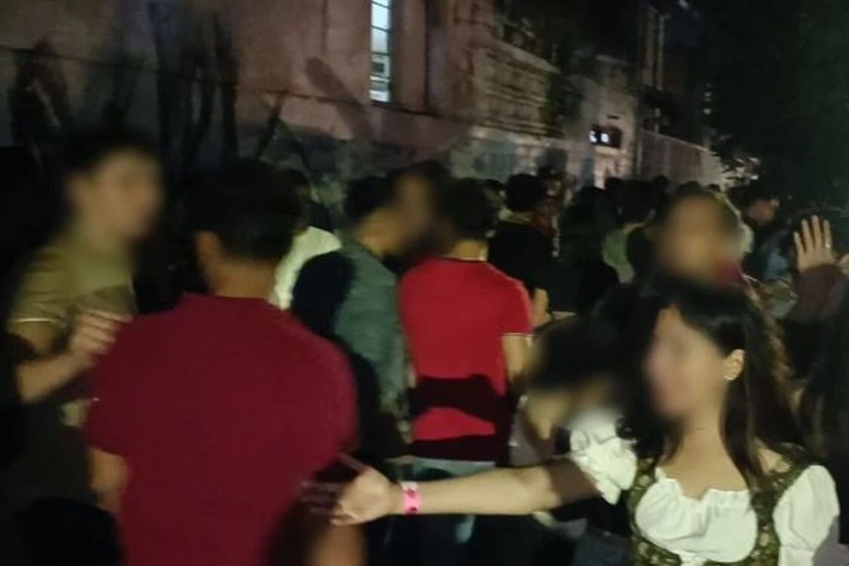 Jóvenes se intoxican con alcohol adulterado en fiesta de Jalisco