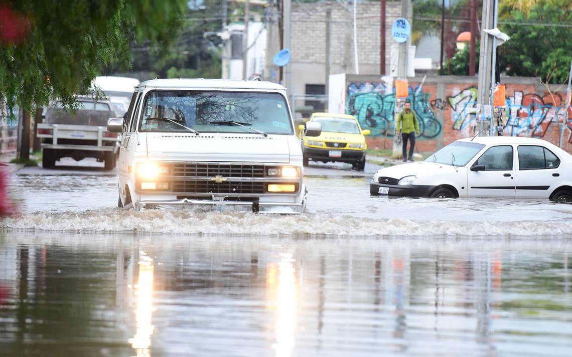 Lluvia en Querétaro colapsa vialidades