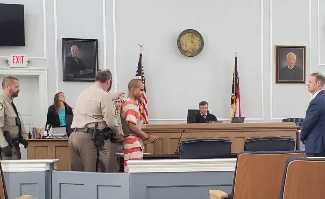 Madre entrega a su hijo a la policía por ser sospechoso de asesinato