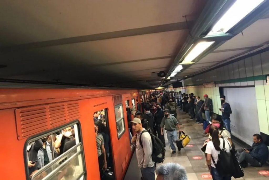 Metro suspende servicio para rescatar a persona que se arrojó a las vías