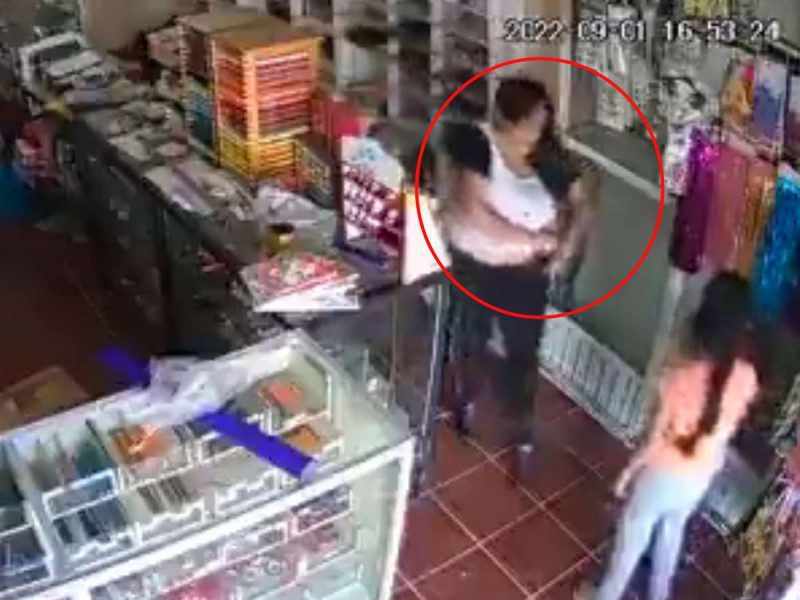 Mujer enseña a niñas a robar en papelería de Ixtapaluca