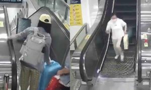 Mujer es derribada por una maleta que cayó de escalera eléctrica #VIDEO