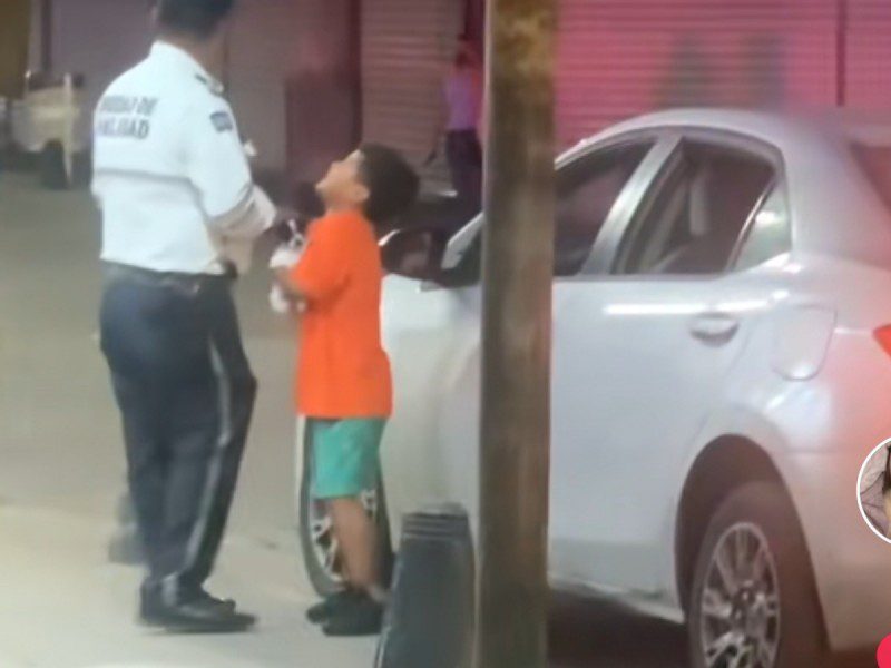 Niño ruega a policías para que no le quiten las placas al auto de su mamá