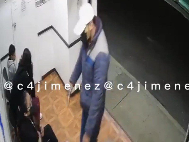 Niño se mete a consultorio tras asalto en sala de espera