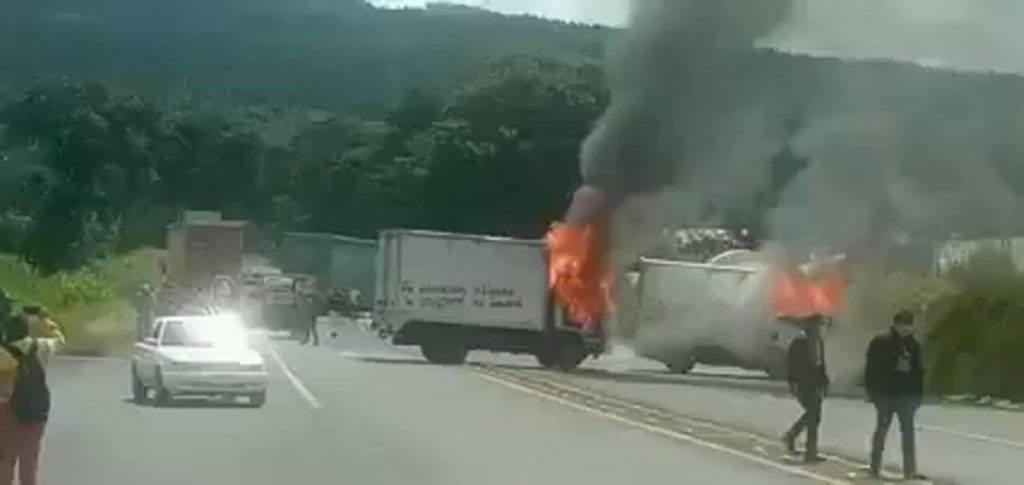 Normalistas de Cherán queman camiones sobre carretera Zamora-Morelia