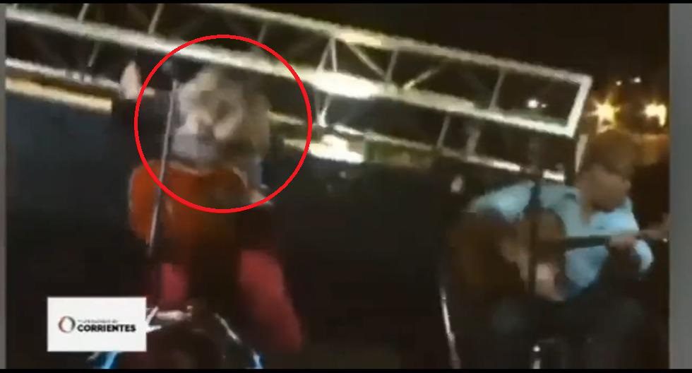 Pantalla aplasta a cantantes argentinos durante concierto