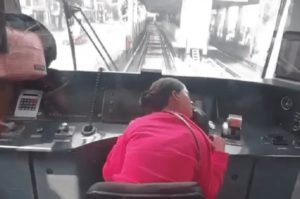 Presunta conductora del Metro duerme dentro de la cabina #VIDEO