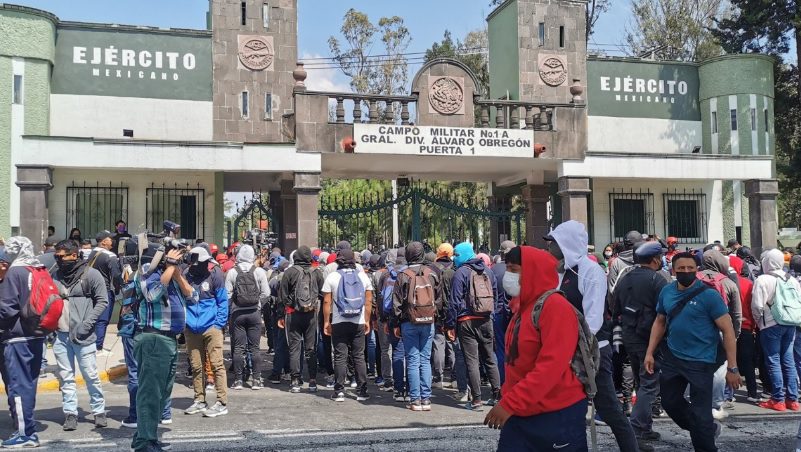 Protestan en Campo Militar 1 por caso Ayotzinapa