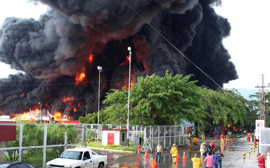 Rayo provoca incendio en una refinería en el este de Venezuela