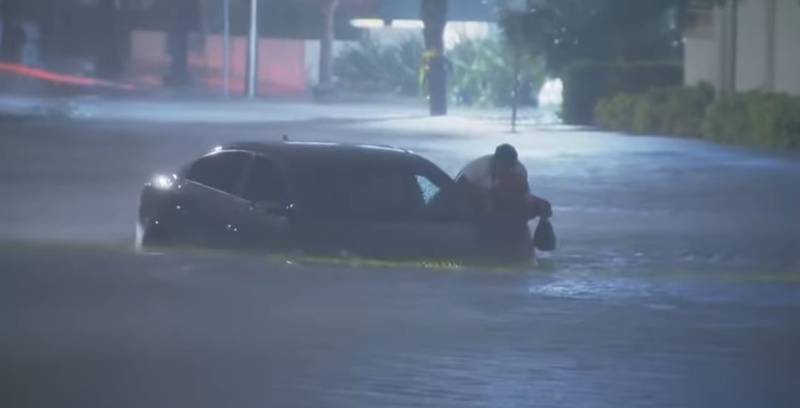 Reportero salva a mujer atrapada en inundación por Huracán ‘Ian’