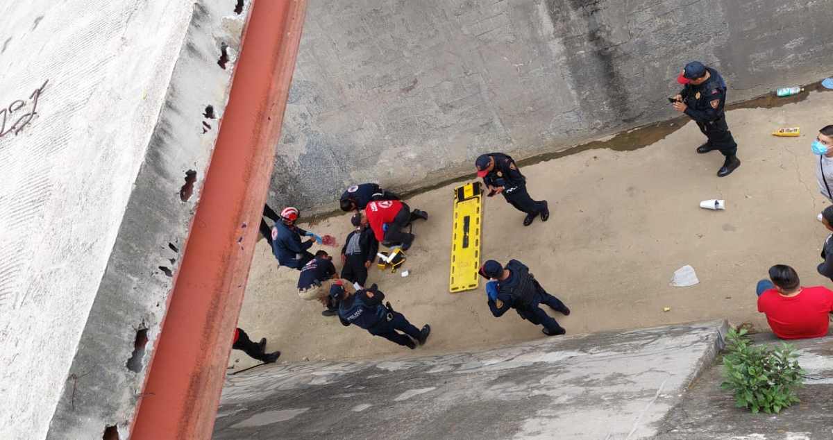 Rescatan a un hombre que cayó desde un puente en Álvaro Obregón