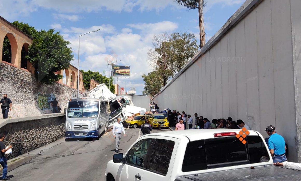Tráiler sin frenos provoca carambola de 23 vehículos en Querétaro