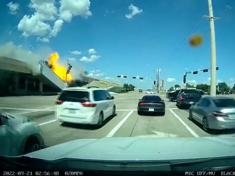 Tráiler vuelca en paso a desnivel y estalla en Fairview, Texas