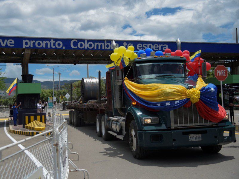 Venezuela y Colombia reabren frontera para transporte de carga
