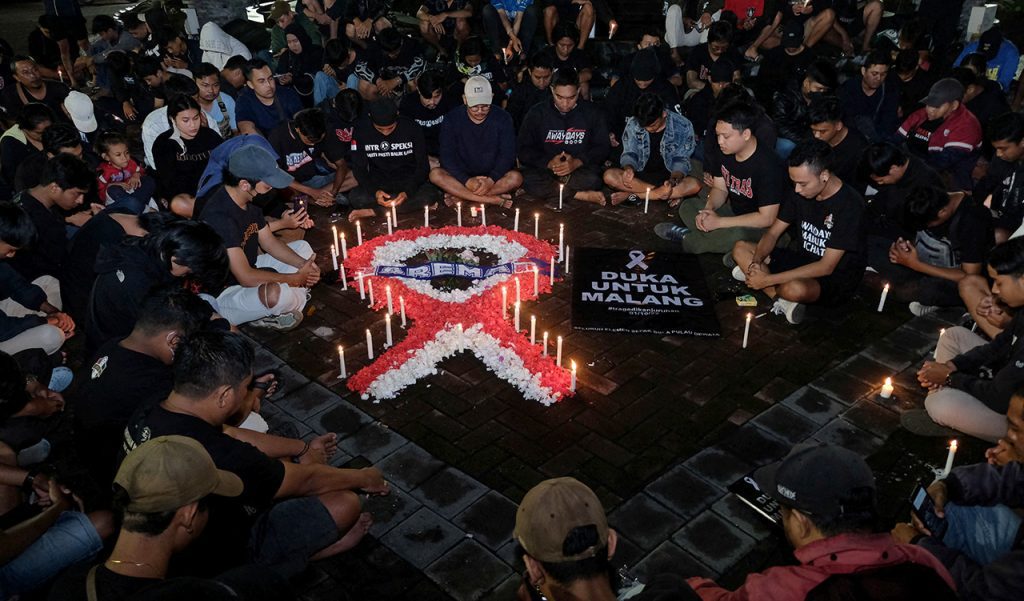 Indonesia suspende la liga de futbol tras estampida que dejó 125 muertos