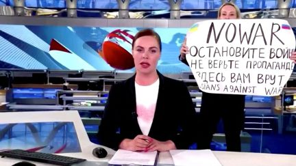Rusia emite orden de captura contra periodista que criticó invasión a Ucrania en televisión estatal