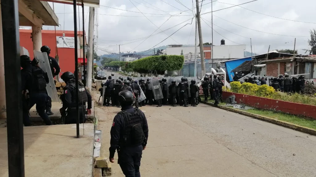 Normalistas se enfrentan a policías en Uruapan, Michoacán #VIDEO