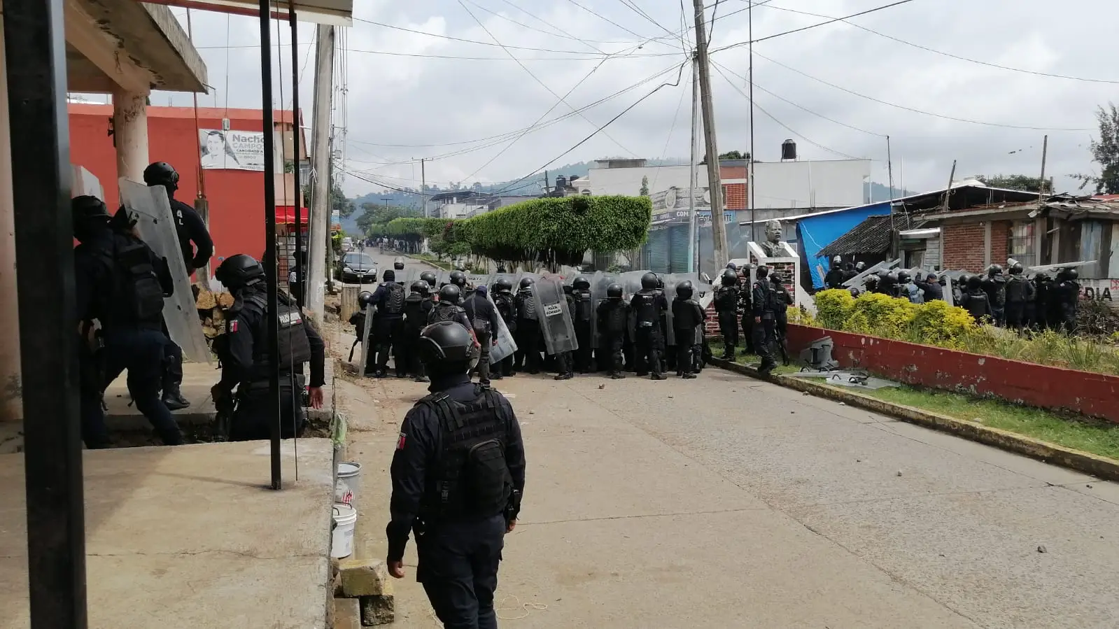 Normalistas se enfrentan a policías en Uruapan, Michoacán #VIDEO