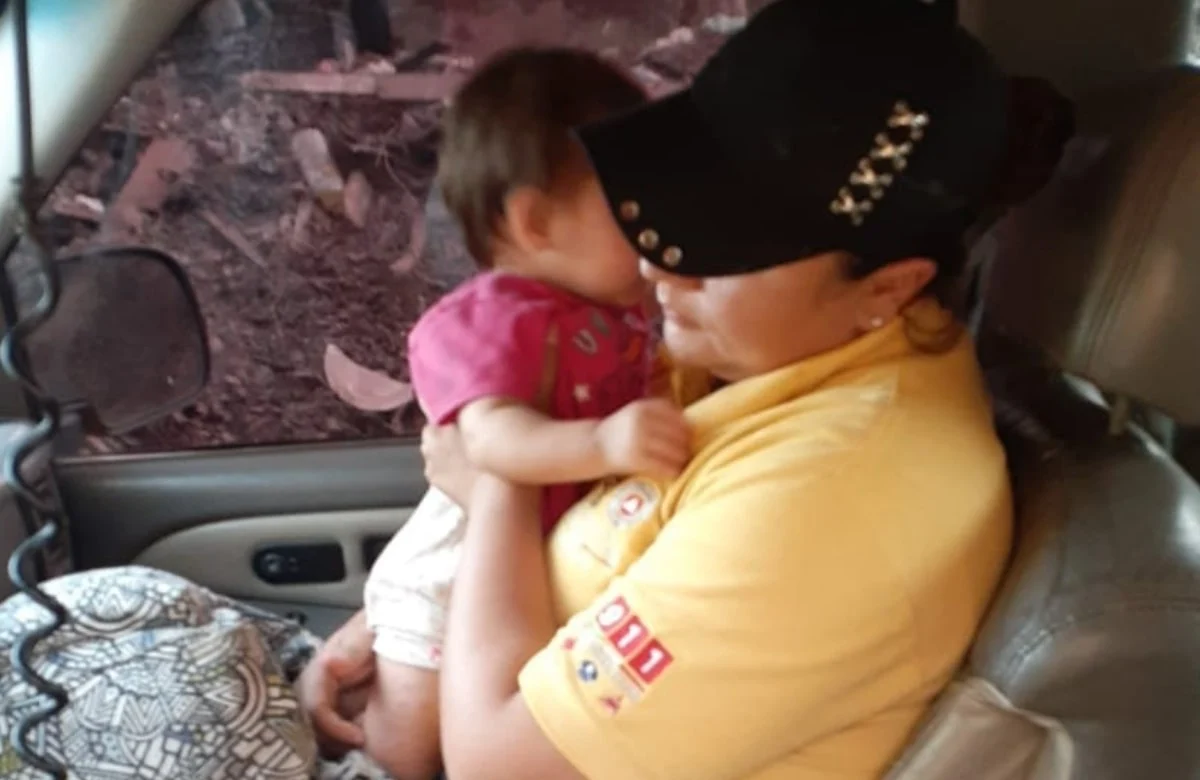 Mamá sale a trabajar, deja a su bebé encargada y cuidadora la abandona en vivienda inhabitada