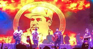 Proyectan foto de ‘El Chapo’ en festejos oficiales por el aniversario de Culiacán #VIDEO