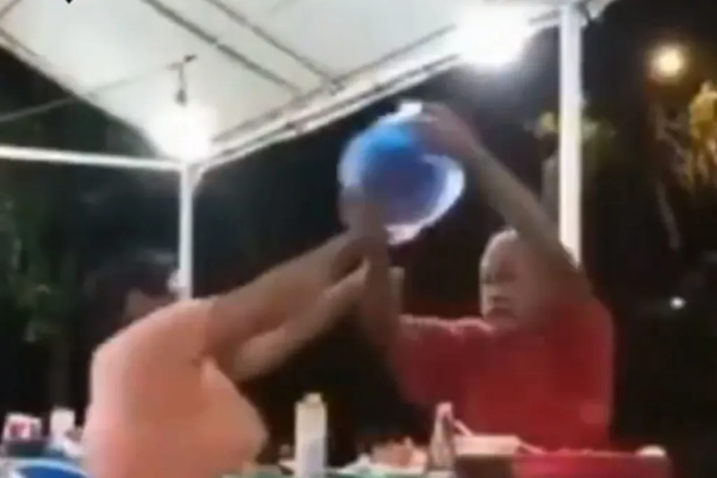 Hombre le tira encima tacos y salsa a su presunta esposa en Puerto Vallarta