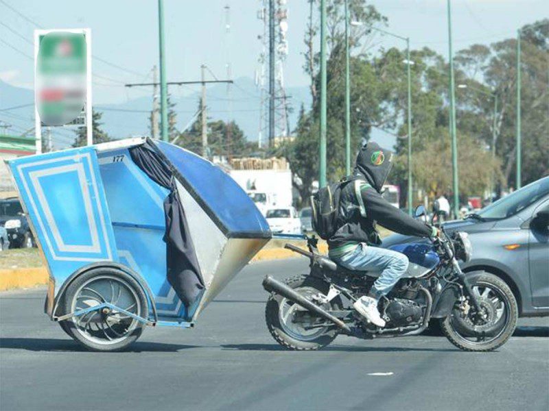 Mototaxistas golpean a joven automovilista en la México-Texcoco #VIDEO