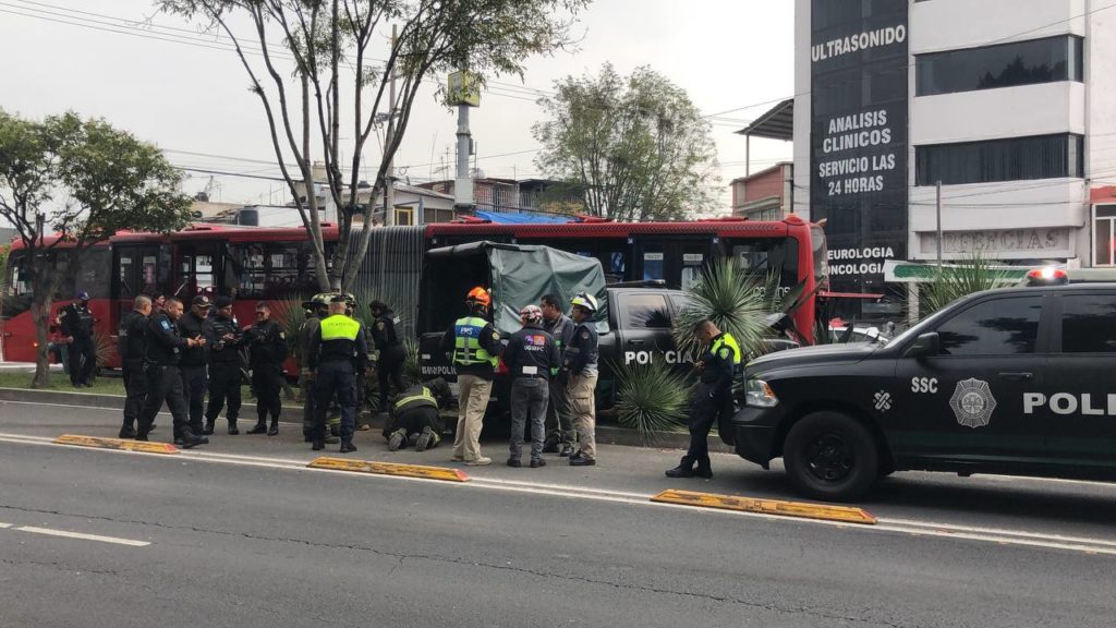 Tres heridos tras choque entre Metrobús con auto particular y patrulla