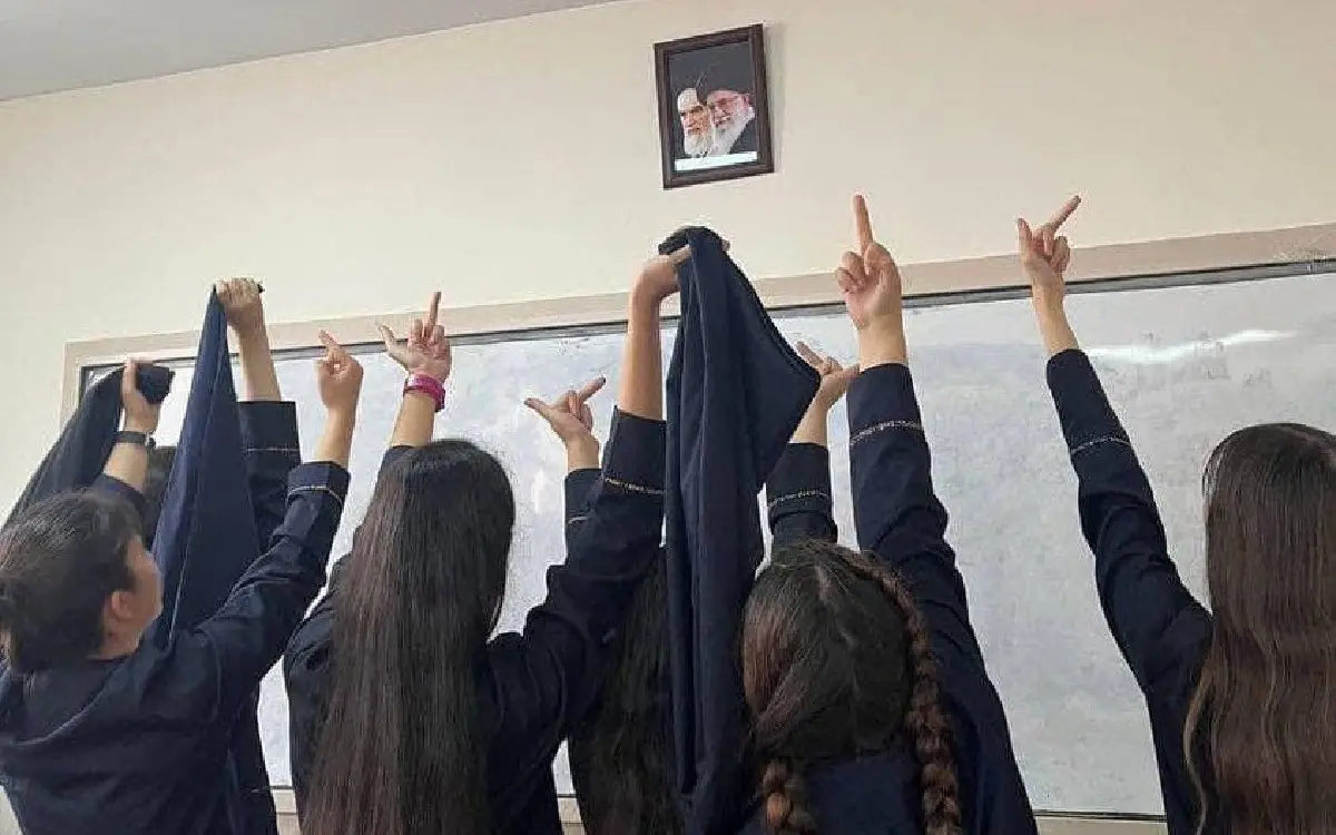 'Muerte al dictador', estudiantes iraníes se quitan el hiyab y protestan contra el gobierno #VIDEOS