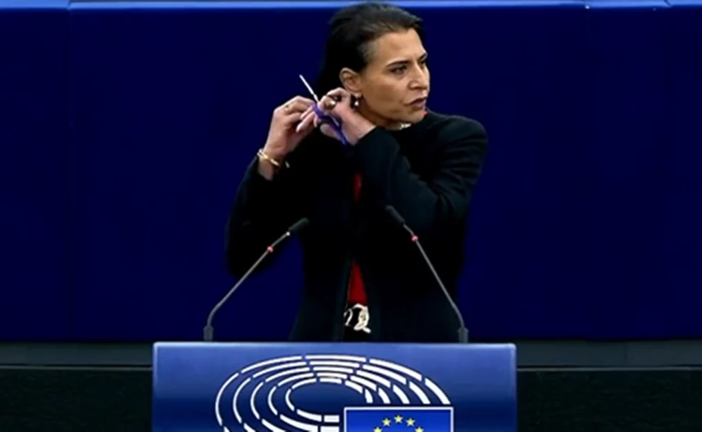 Eurodiputada se corta el cabello en solidaridad por manifestaciones en Irán