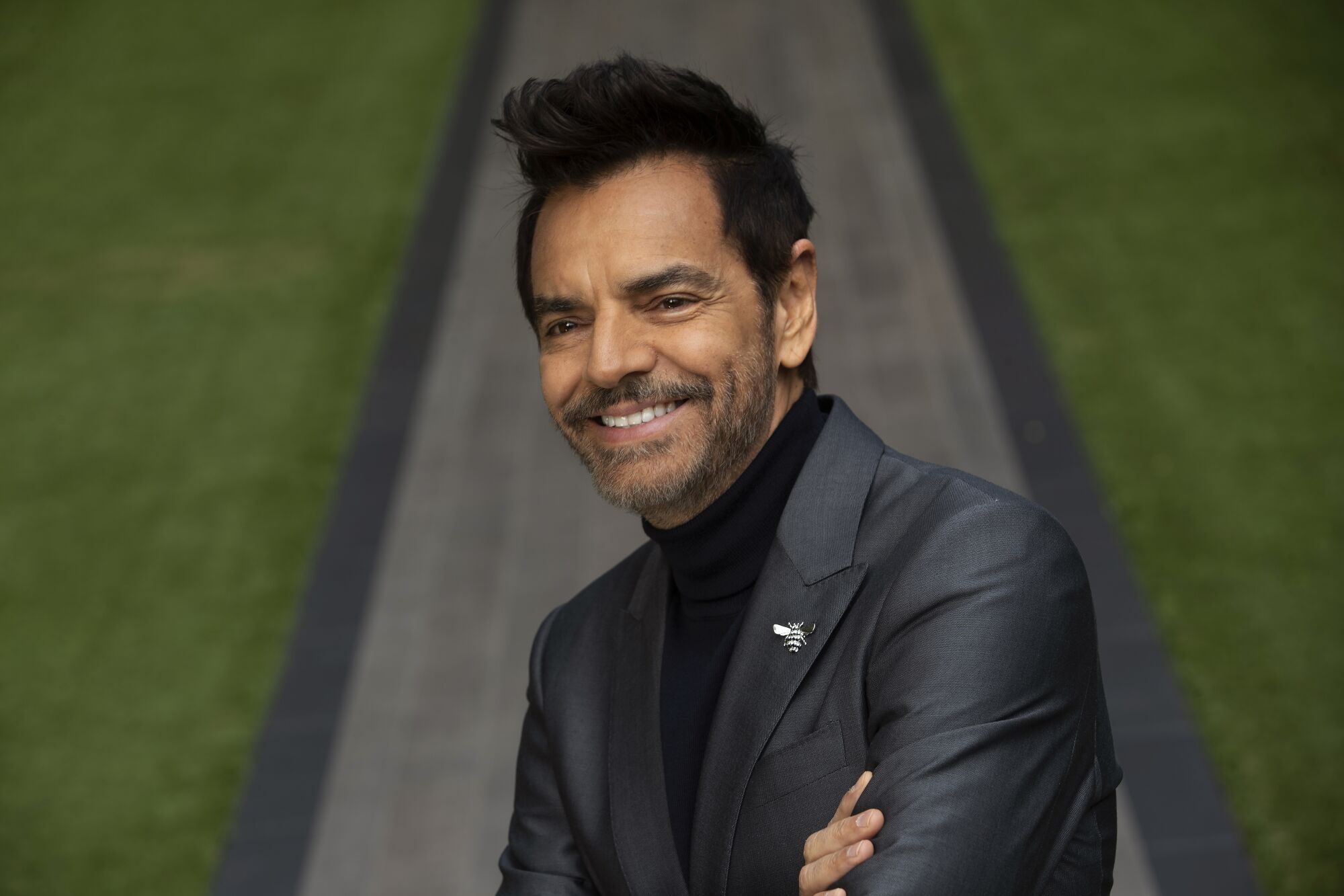 Captan a Eugenio Derbez después de operación del hombro #VIDEO