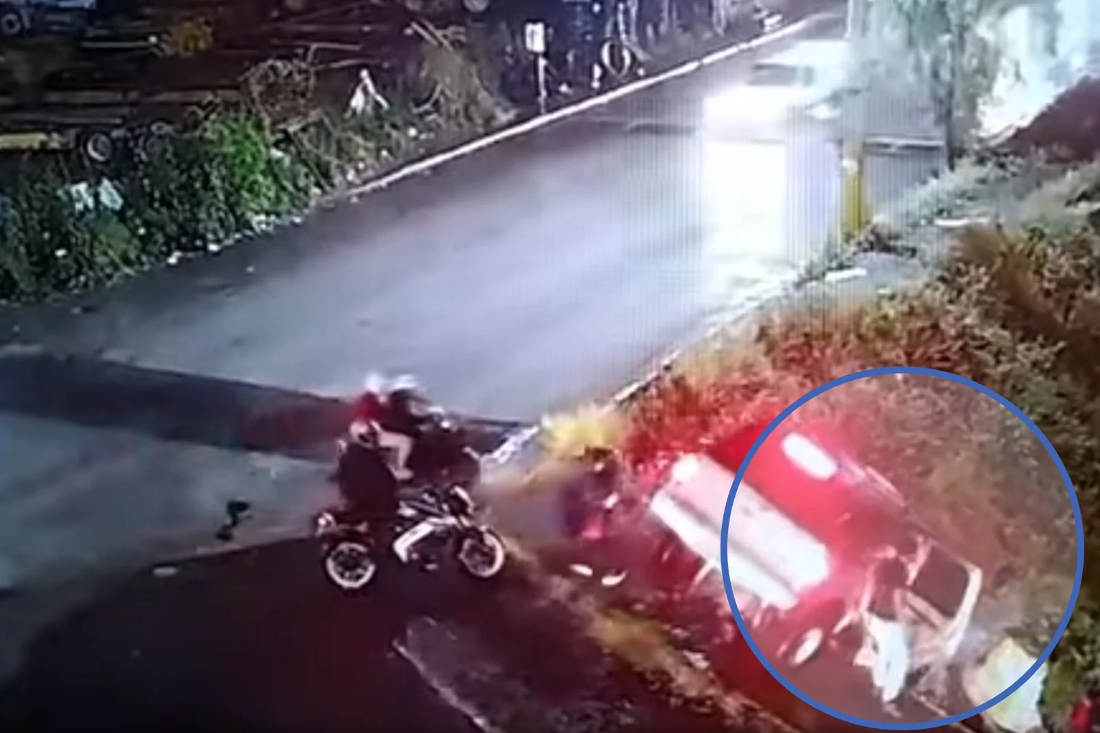 Tripulantes logran salir de camioneta antes de caer a canal de aguas negras en Edomex #VIDEO