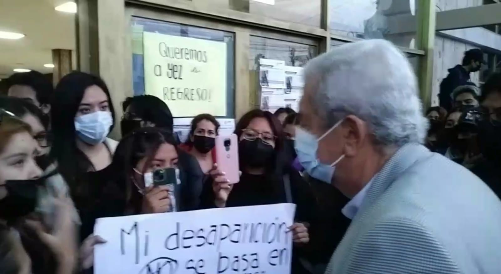 Estudiantes de la Universidad Autónoma de SLP bloquean facultad por desaparición de alumna