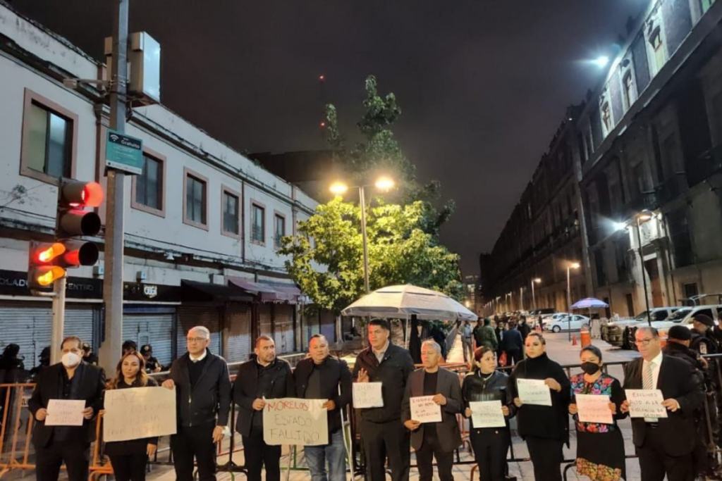 Legisladores de Morelos protestan frente a Palacio Nacional tras asesinato de diputada